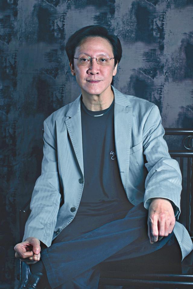 兄弟倆一起創業，向華強娶了陳嵐，成影業大佬，向華勝卻情史豐富