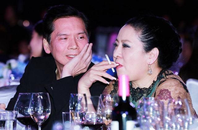 兄弟倆一起創業，向華強娶了陳嵐，成影業大佬，向華勝卻情史豐富