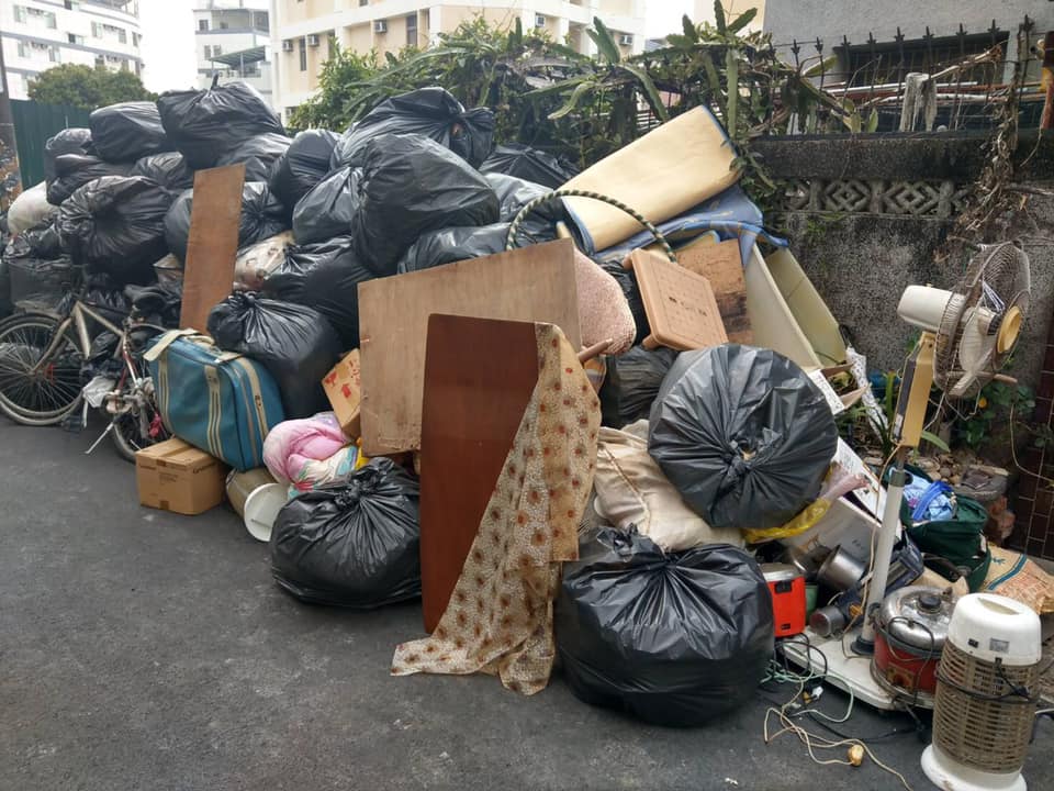 退休金被兒子領走！獨居嬤「靠撿回收過活」住家髒亂像廢墟　鄰居心疼曝：「社會局想幫也幫不了」