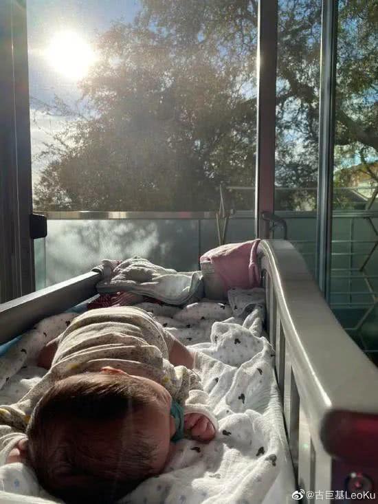 為愛吃苦？「地下戀」20年嫁給小6歲男神，52歲高齡產子的她成「娛樂圈第一高齡媽媽」