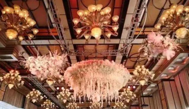 為愛吃苦？「地下戀」20年嫁給小6歲男神，52歲高齡產子的她成「娛樂圈第一高齡媽媽」