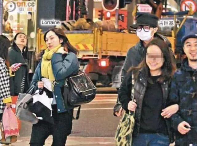 為愛吃苦？「地下戀」20年嫁給小6歲男神，52歲高齡產子的她成「娛樂圈第一高齡媽媽」