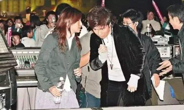 為愛吃苦？「地下戀」20年嫁給小6歲男神，52歲高齡產子的她成「娛樂圈第一高齡媽媽」