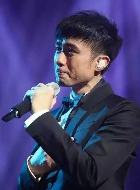 為愛吃苦？「地下戀」20年嫁給小6歲男神，52歲高齡產子的她成「娛樂圈第一高齡媽媽」