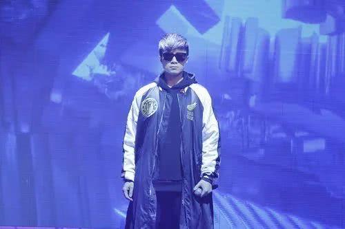 為愛吃苦？「地下戀」20年嫁給小6歲男神，52歲高齡產子的她成「娛樂圈第一高齡媽媽」