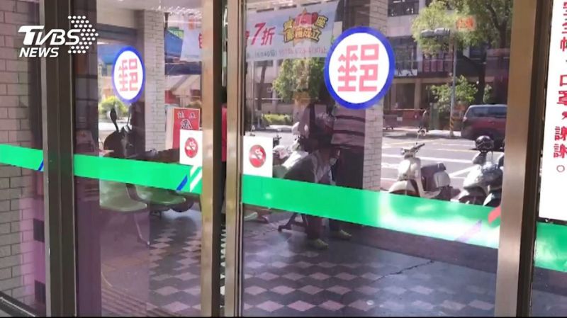 無助站在郵局前！90歲獨居老伯「想領出畢生積蓄」疑被騙　員警上前一問「直接護送回家」：忍不住哭了
