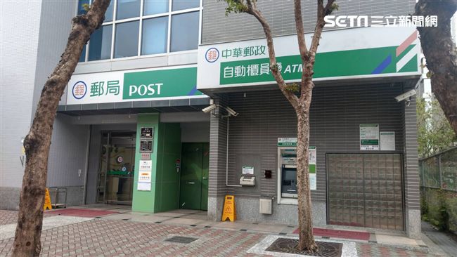無助站在郵局前！90歲獨居老伯「想領出畢生積蓄」疑被騙　員警上前一問「直接護送回家」：忍不住哭了