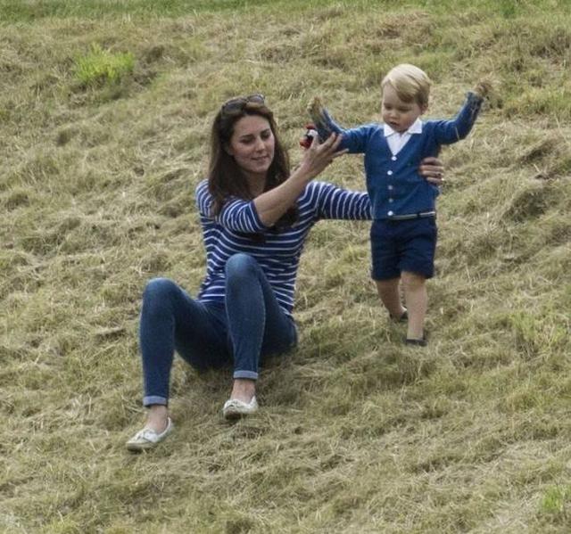 看見不一樣的王子！6歲喬治「生活趣事」盤點：媽咪做蛋糕時愛搗亂，鬧脾氣一招就能被搞定