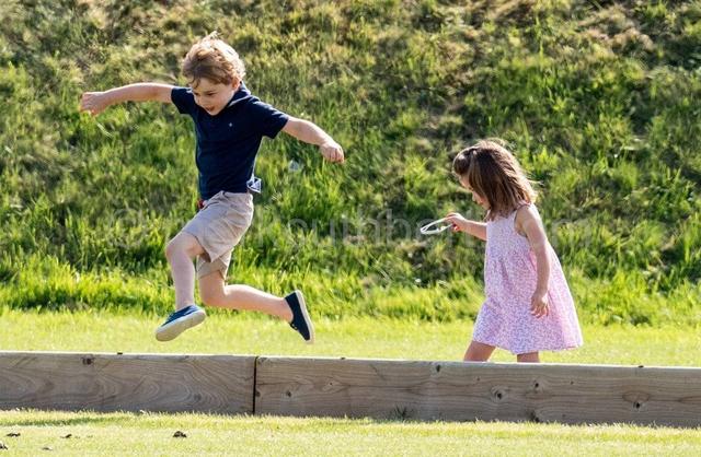 看見不一樣的王子！6歲喬治「生活趣事」盤點：媽咪做蛋糕時愛搗亂，鬧脾氣一招就能被搞定