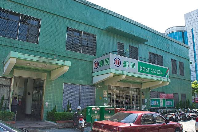 無助站在郵局前！90歲獨居老伯「想領出畢生積蓄」疑被騙　員警上前一問「直接護送回家」：忍不住哭了
