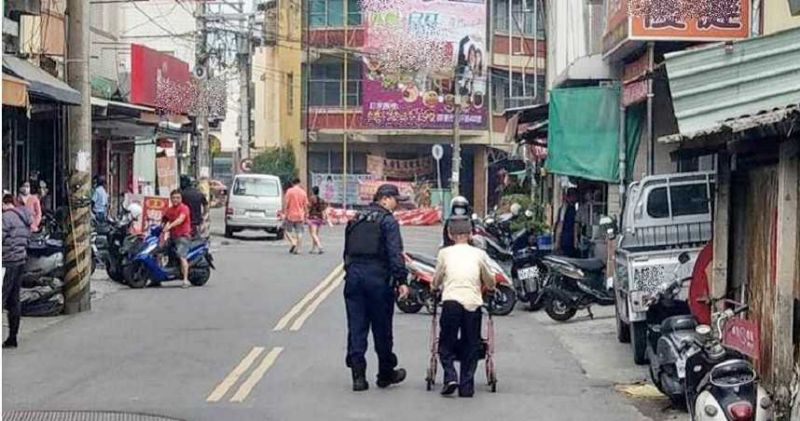 無助站在郵局前！90歲獨居老伯「想領出畢生積蓄」疑被騙　員警上前一問「直接護送回家」：忍不住哭了