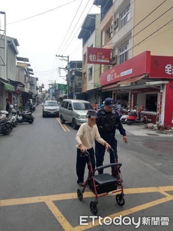 無助站在郵局前！90歲獨居老伯「想領出畢生積蓄」疑被騙　員警上前一問「直接護送回家」：忍不住哭了
