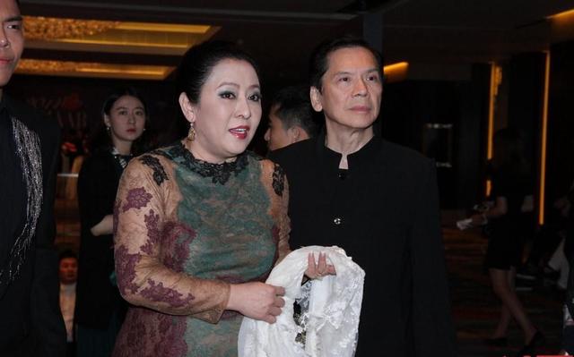 手足情深！向華強兄弟一同創業「弟叱吒商場情史豐富」　婚後因重症離去「前女友流淚誦經」從未交惡