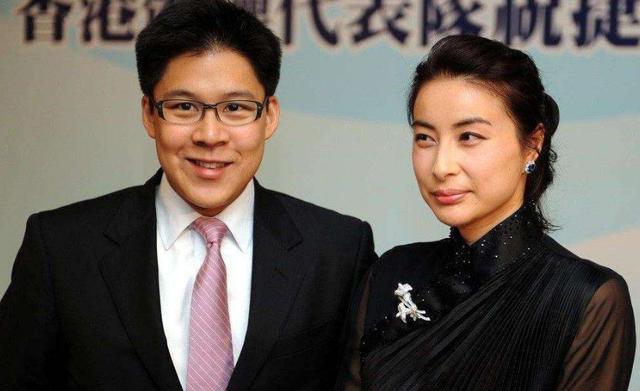 豪門清流！郭晶晶親赴前線包口罩「蓬頭不垢面」　一家三口生活簡樸「體會各行業辛苦」人美心善