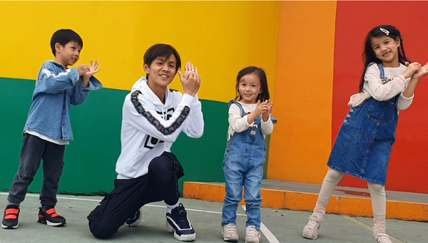 阿翔罕見同框愛妻！全家開心跳「洗手舞」3子女認真揮舞手腳　兒女「遺傳媽媽基因」大眼萌翻