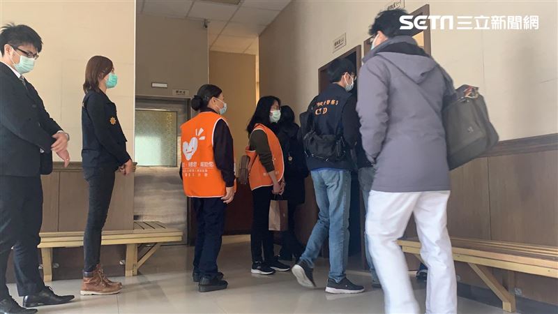 接送姊姊遇害！爸爸淚眼陪暖心兒「進行法醫檢查」　顫抖對兇嫌喊話「只求一個公道」：關他會更嚴重