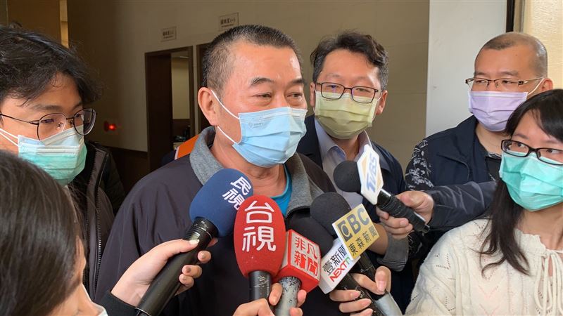 接送姊姊遇害！爸爸淚眼陪暖心兒「進行法醫檢查」　顫抖對兇嫌喊話「只求一個公道」：關他會更嚴重