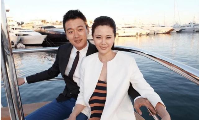 史上最強「師生戀」！他對老師一見鐘情    婚後生下2女1子，如今把46歲老師寵成公主