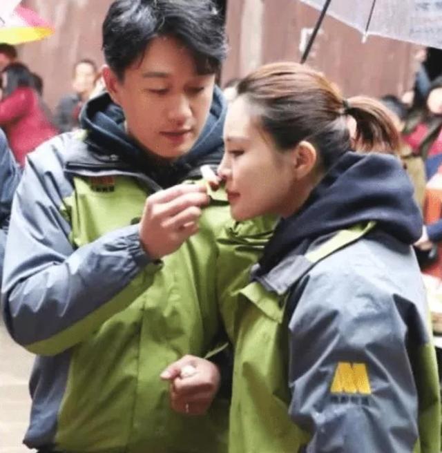 史上最強「師生戀」！他對老師一見鐘情    婚後生下2女1子，如今把46歲老師寵成公主