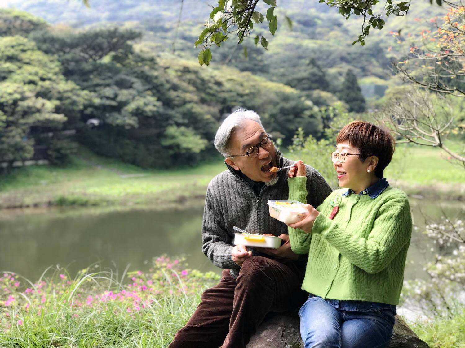 生活舒適最重要！逾60歲網紅：退休有「2千萬未必比2百萬快樂」　大學初戀「結婚30年越吵越甜蜜」鬥嘴是福氣