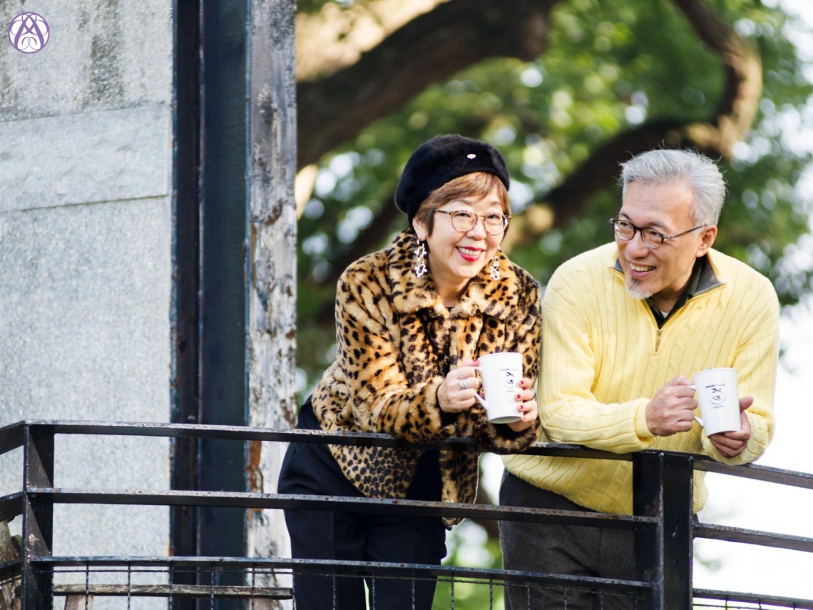 生活舒適最重要！逾60歲網紅：退休有「2千萬未必比2百萬快樂」　大學初戀「結婚30年越吵越甜蜜」鬥嘴是福氣