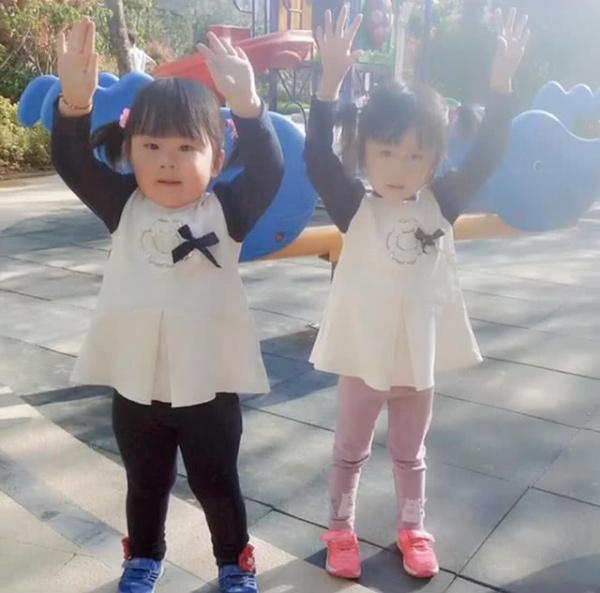 雙胞胎女兒差異太大！一個肉嘟嘟一個精瘦，媽媽無語「明明伙食一樣」，網友：小蘿莉MINI和PLUS