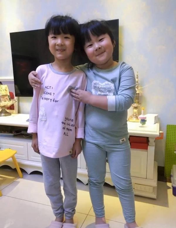 雙胞胎女兒差異太大！一個肉嘟嘟一個精瘦，媽媽無語「明明伙食一樣」，網友：小蘿莉MINI和PLUS