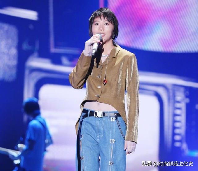 比王菲有范 ！竇靖童故意在牛仔褲中間「開條縫」，下半身的夾子搶盡風頭      網友：真怕裂開