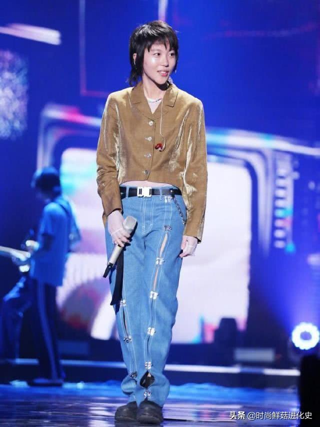 比王菲有范 ！竇靖童故意在牛仔褲中間「開條縫」，下半身的夾子搶盡風頭      網友：真怕裂開