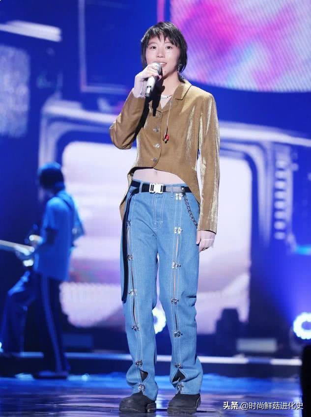 比王菲有范 ！竇靖童故意在牛仔褲中間「開條縫」，下半身的夾子搶盡風頭      網友：真怕裂開