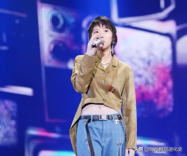 比王菲有范 ！竇靖童故意在牛仔褲中間「開條縫」，下半身的夾子搶盡風頭      網友：真怕裂開