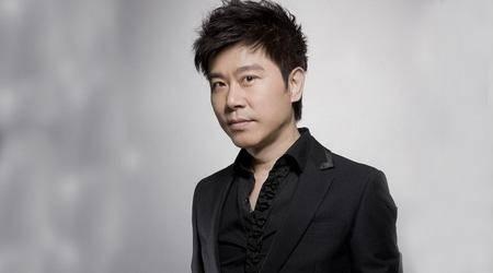 伍思凱一見鍾情「婚後21年零緋聞」投資全聽老婆言　兒繼承「高智商好嗓音」53歲全家幸福美滿