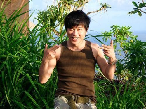 伍思凱一見鍾情「婚後21年零緋聞」投資全聽老婆言　兒繼承「高智商好嗓音」53歲全家幸福美滿