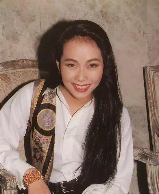 容忍老公8次出軌！ 她卻堅持不離婚 「結婚32年仍無兒女」 今56歲優雅依舊，與老公日常秀恩愛