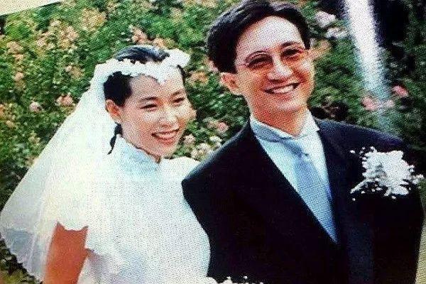 容忍老公8次出軌！ 她卻堅持不離婚 「結婚32年仍無兒女」 今56歲優雅依舊，與老公日常秀恩愛