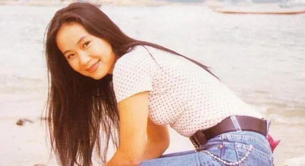 容忍老公8次出軌！ 她卻堅持不離婚 「結婚32年仍無兒女」 今56歲優雅依舊，與老公日常秀恩愛