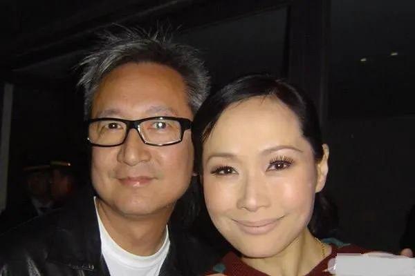 容忍老公8次出軌！ 她卻堅持不離婚 「結婚32年仍無兒女」 今56歲優雅依舊，與老公日常秀恩愛