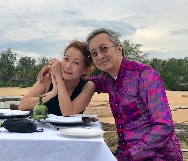 容忍老公8次出軌！ 她卻堅持不離婚 「結婚32年仍無兒女」 今56歲優雅依舊，與老公日常秀恩愛