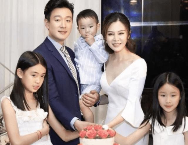 史上最強「師生戀」！他對老師一見鐘情    婚後生下2女1子，如今把46歲老師寵成公主
