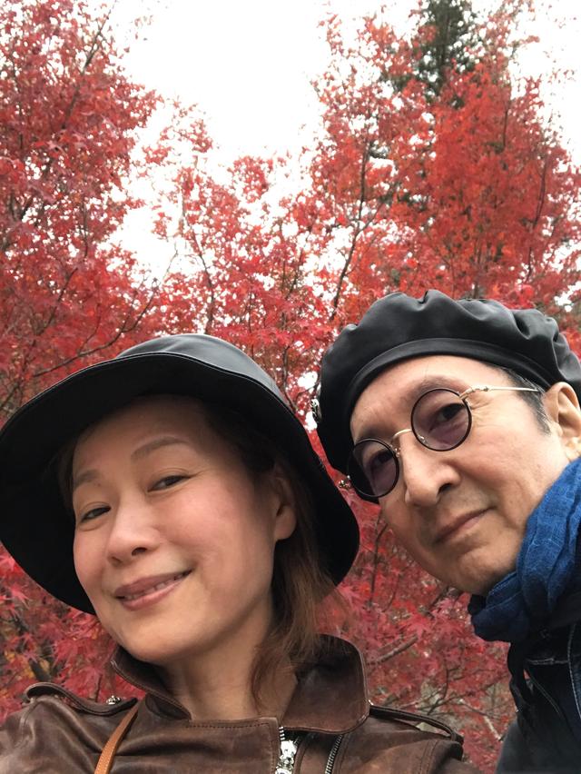 容忍老公8次出軌！ 她卻堅持不離婚 「結婚32年仍無兒女」 今56歲優雅依舊，與老公日常秀恩愛