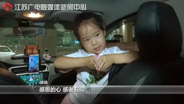 不管多難，都想把你帶在身邊！單親媽為生計苦撐「帶5歲娃開計程車」　相依為命「住1.5坪房」母女很知足
