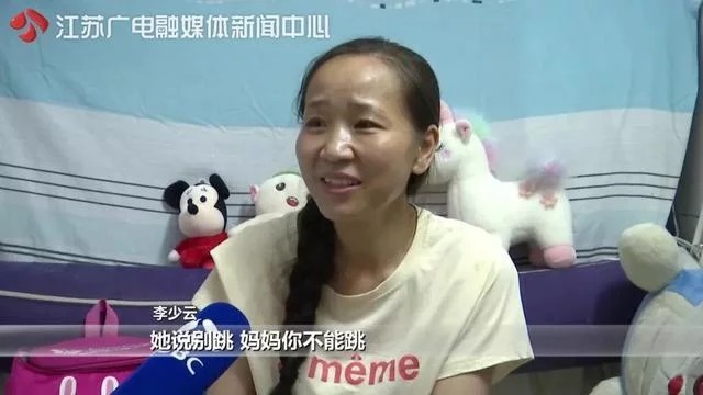 不管多難，都想把你帶在身邊！單親媽為生計苦撐「帶5歲娃開計程車」　相依為命「住1.5坪房」母女很知足