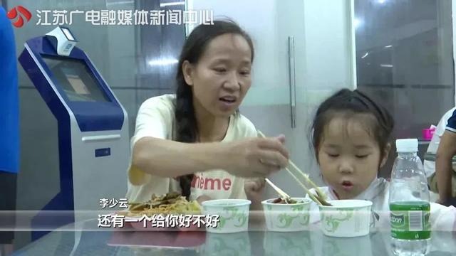不管多難，都想把你帶在身邊！單親媽為生計苦撐「帶5歲娃開計程車」　相依為命「住1.5坪房」母女很知足