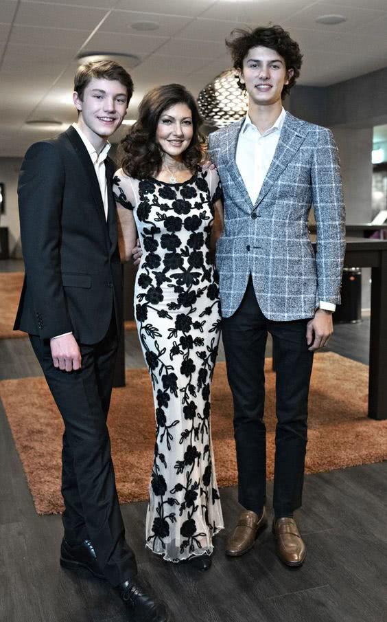 走遍大秀的「丹麥21歲超模王子」很個性，女友長相自帶東方美「與華裔王妃媽媽」有幾分相似