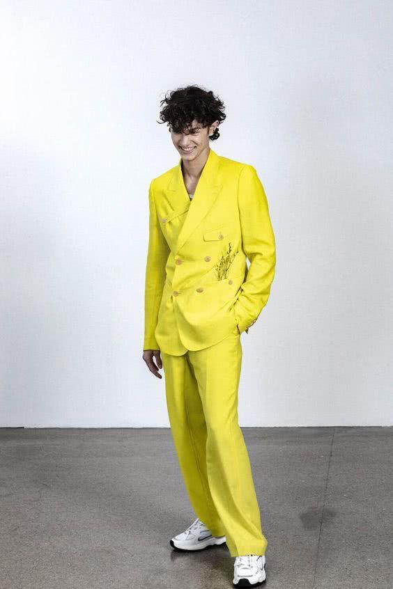 走遍大秀的「丹麥21歲超模王子」很個性，女友長相自帶東方美「與華裔王妃媽媽」有幾分相似