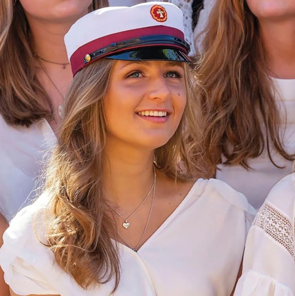 走遍大秀的「丹麥21歲超模王子」很個性，女友長相自帶東方美「與華裔王妃媽媽」有幾分相似