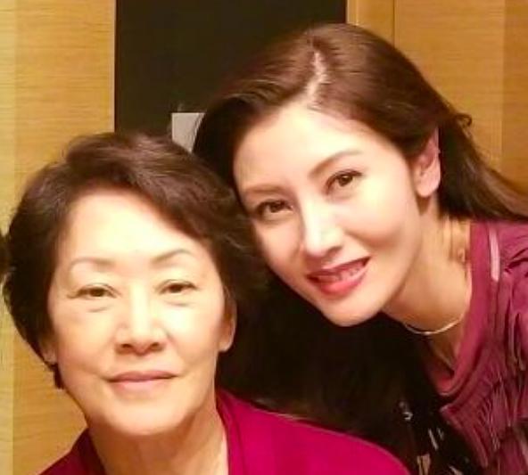 李嘉欣80歲母合照「凍齡美貌不輸女兒」　年輕曾被星探相中「為照顧女兒婉拒」一家三口基因強大