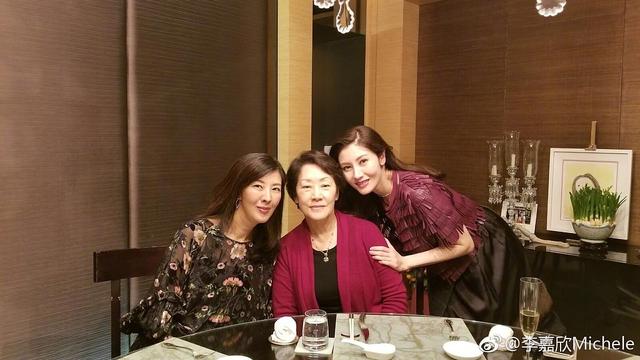 李嘉欣80歲母合照「凍齡美貌不輸女兒」　年輕曾被星探相中「為照顧女兒婉拒」一家三口基因強大