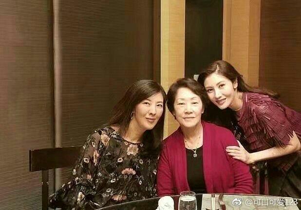 李嘉欣80歲母合照「凍齡美貌不輸女兒」　年輕曾被星探相中「為照顧女兒婉拒」一家三口基因強大