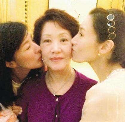 李嘉欣80歲母合照「凍齡美貌不輸女兒」　年輕曾被星探相中「為照顧女兒婉拒」一家三口基因強大